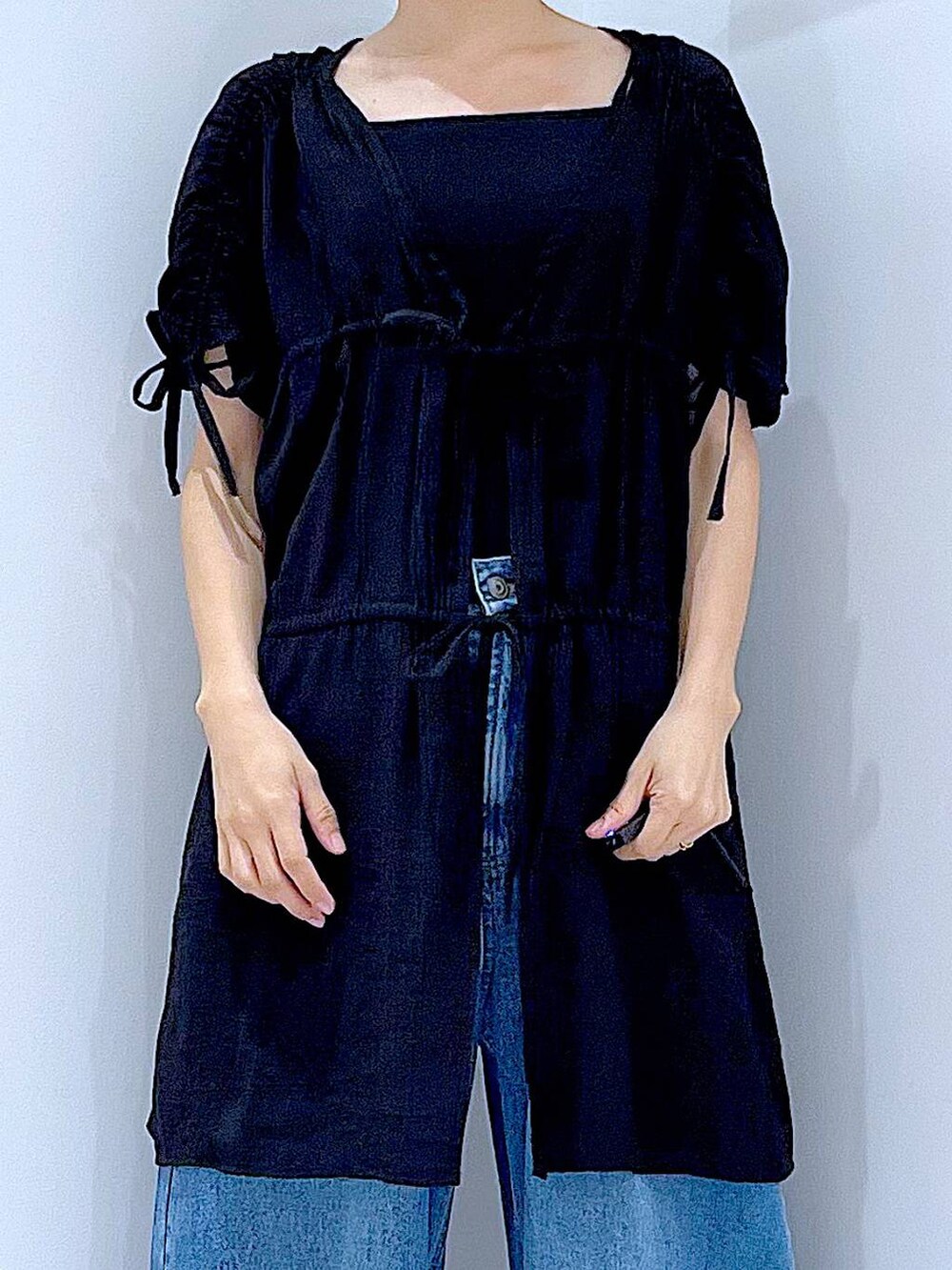 ブルー系のデニムパンツ、ベージュ系のショルダーバッグ、ブラック系のサンダルを着用したレディースの夏コーディネートの7枚目の写真