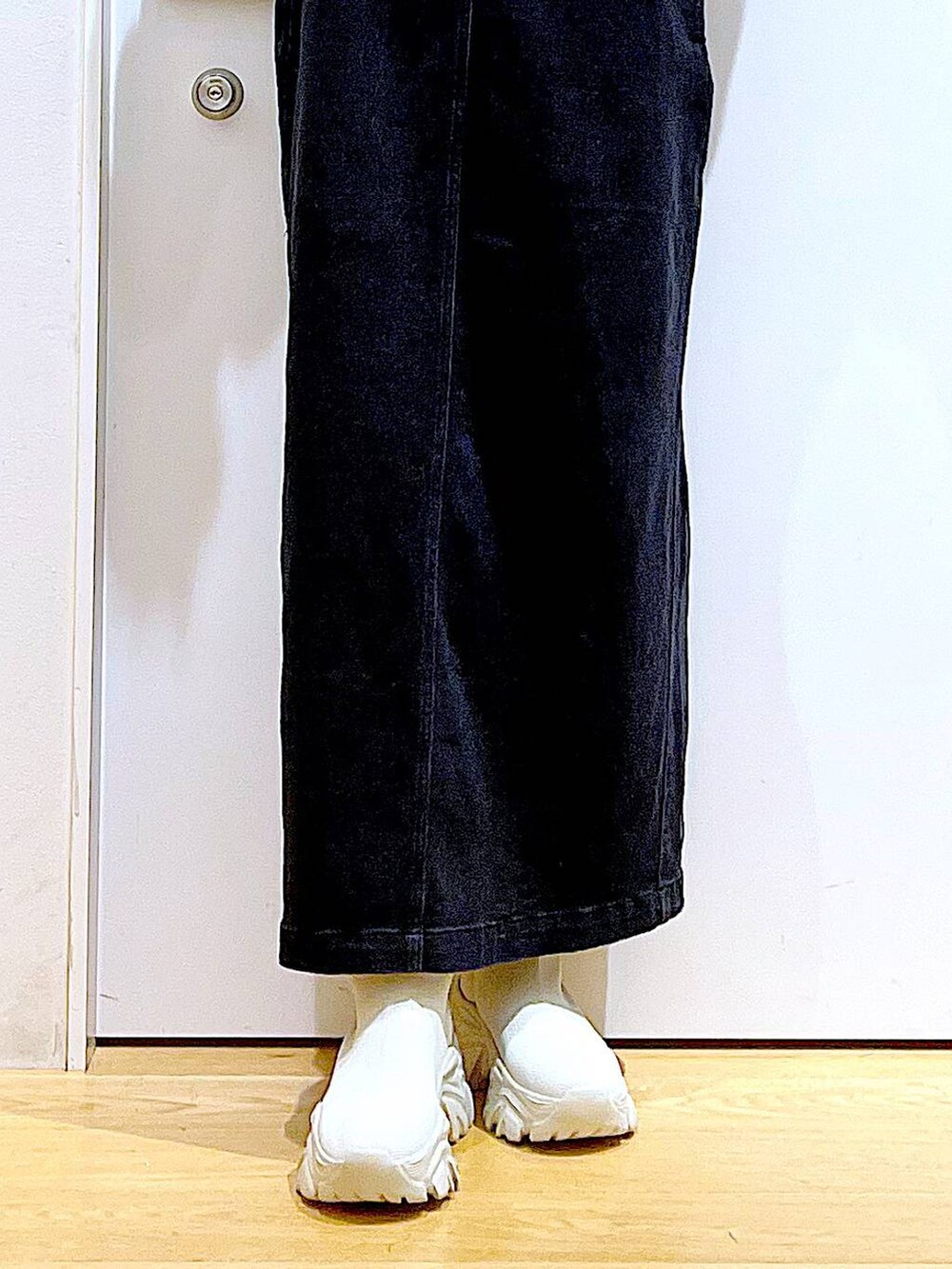 グレー系のジャンパースカート、ホワイト系のトートバッグ、グレー系のニット/セーターを着用したレディースの秋コーディネートの9枚目の写真