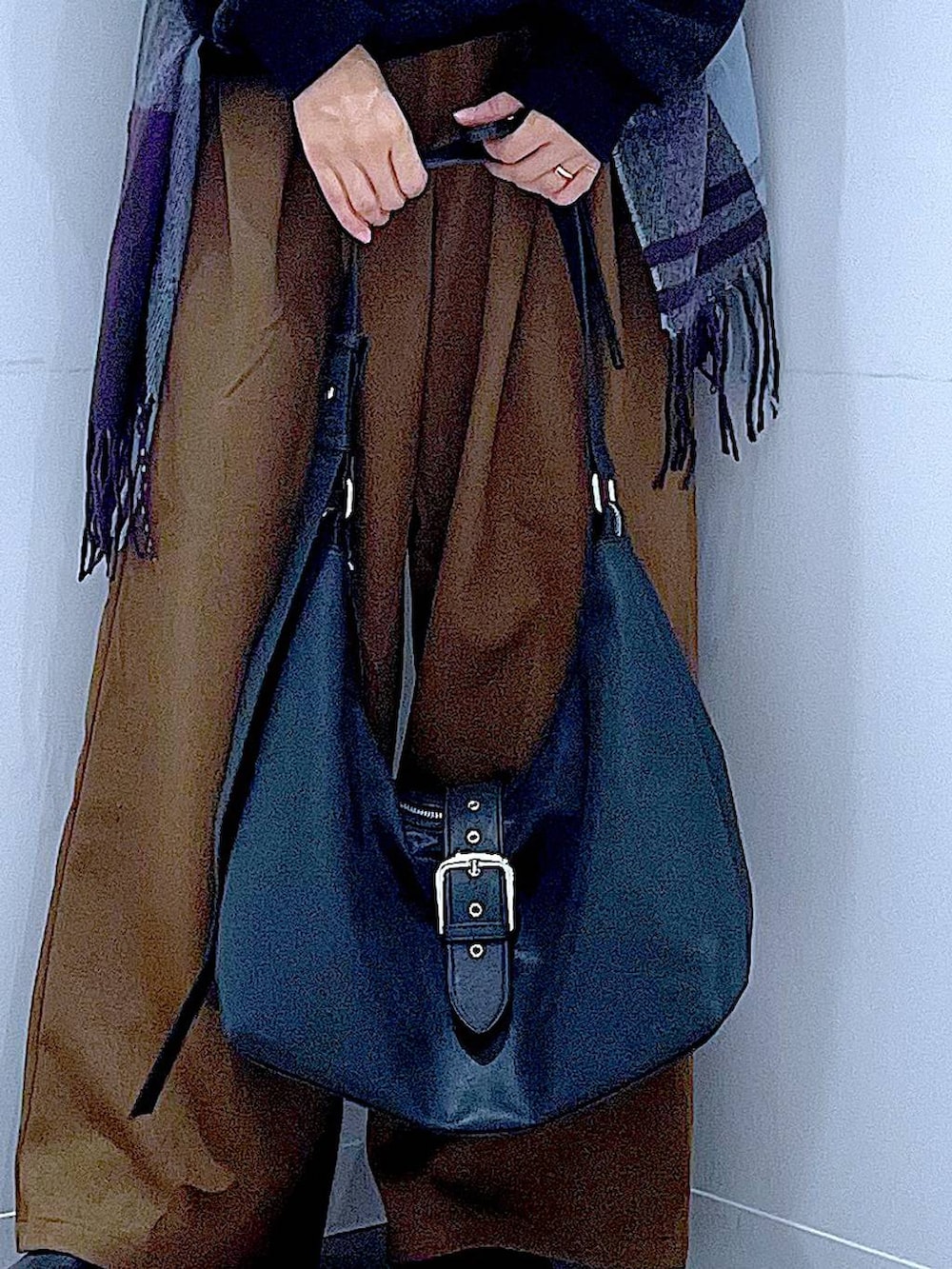 ブラック系のブーツ、ブラウン系のその他パンツ、ブラック系のショルダーバッグを着用したレディースの冬コーディネートの9枚目の写真