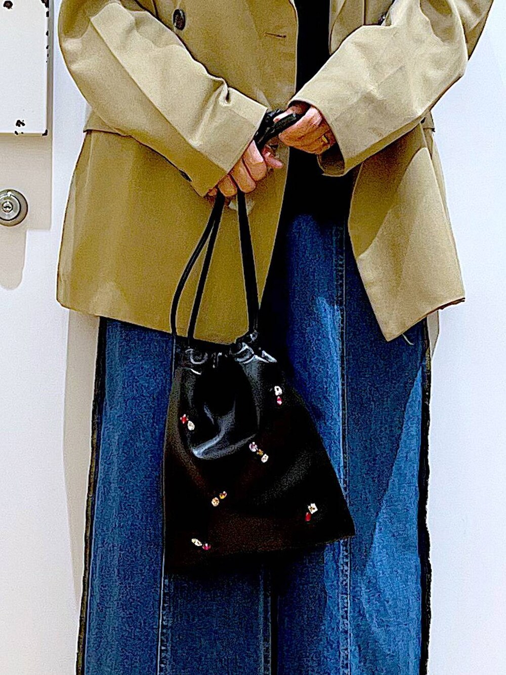 ブラック系のショルダーバッグ、ブラック系のローファー、ブラック系のTシャツ/カットソーを着用したレディースの秋コーディネートの9枚目の写真