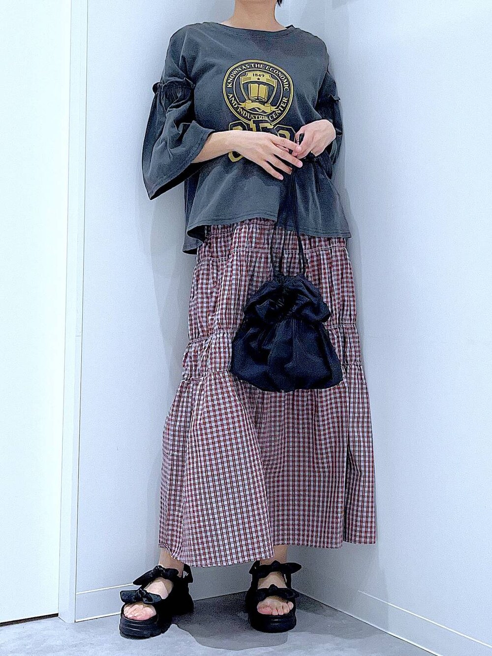 ブラック系のサンダル、ブラック系のショルダーバッグ、グレー系のTシャツ/カットソーを着用したレディースの夏コーディネートの6枚目の写真