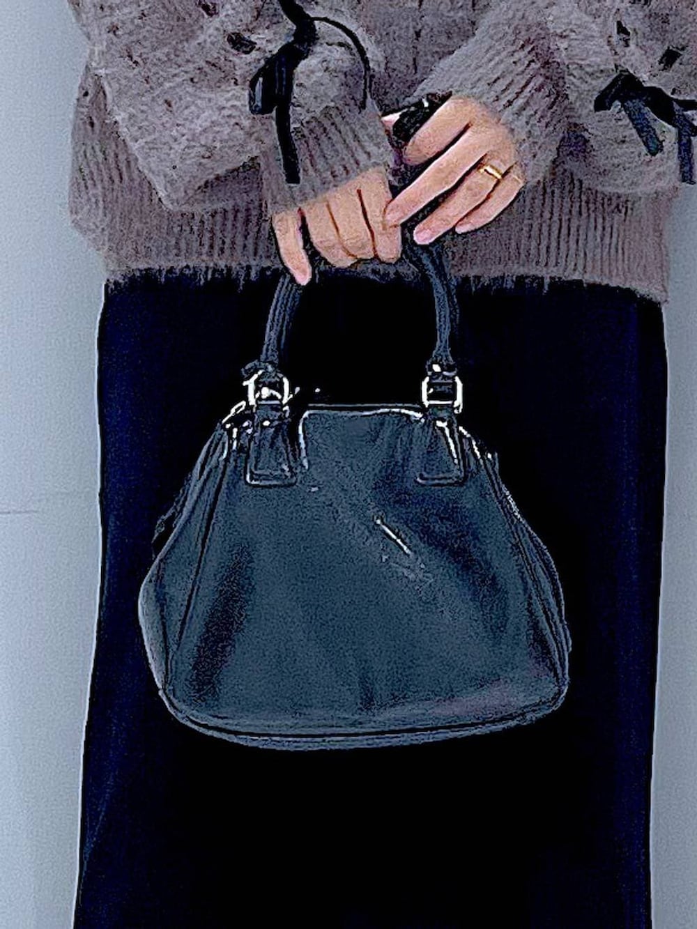 ブラック系のブーツ、ブラック系のショルダーバッグ、ベージュ系のニット/セーターを着用したレディースの冬コーディネートの9枚目の写真