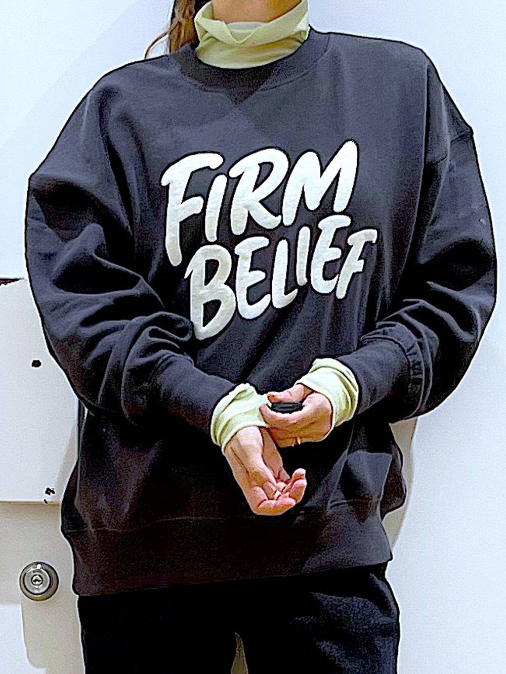 グレー系のデニムパンツ、グレー系のスウェット、グリーン系のその他トップスを着用したレディースの冬コーディネートの7枚目の写真