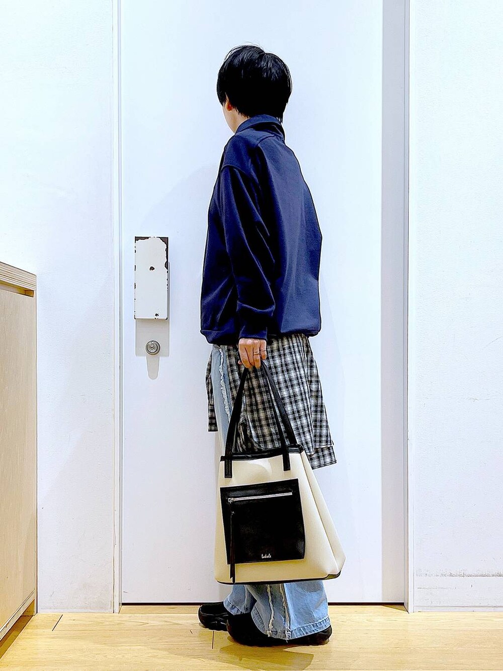 「リラックス、若見え、ゆったり、休日コーデ、骨格ウェーブ、LAKOLE、スウェット、シャツ、デニムパンツ、カジュアルコーデ、春コーデ、チェック、トートバッグ、ブーツ、シンプルコーデ」｜「LAKOLEのニットスニーカーソールブーツ / 140064（ブーツ、ブラック系）」を使った、あおき@LAKOLE海老名さん（レディース・156cm）の冬コーディネートの3枚目の写真