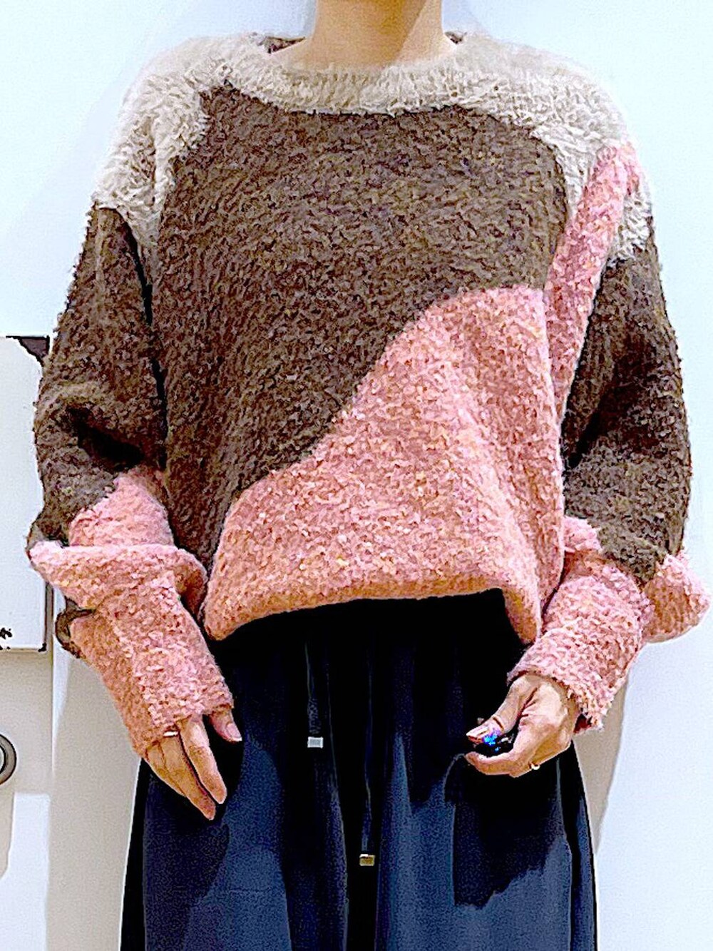 ブラック系のローファー、ピンク系のニット/セーター、ブラック系のボストンバッグを着用したレディースの冬コーディネートの7枚目の写真