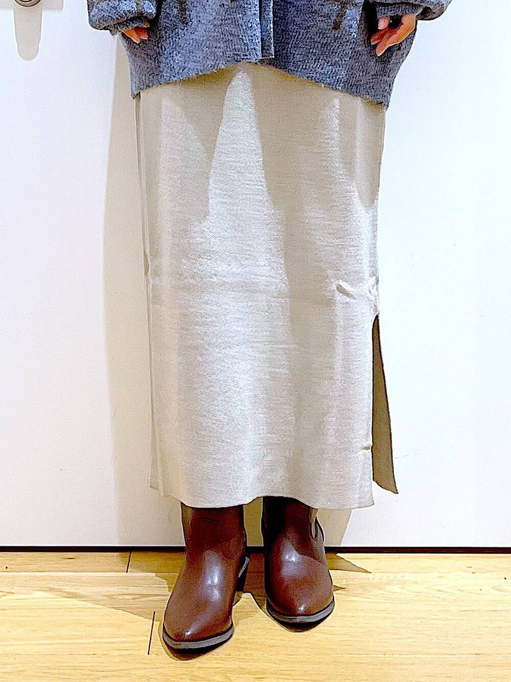 ブルー系のカーディガン/ボレロ、グレー系のショルダーバッグ、グレー系のスカートを着用したレディースの冬コーディネートの8枚目の写真