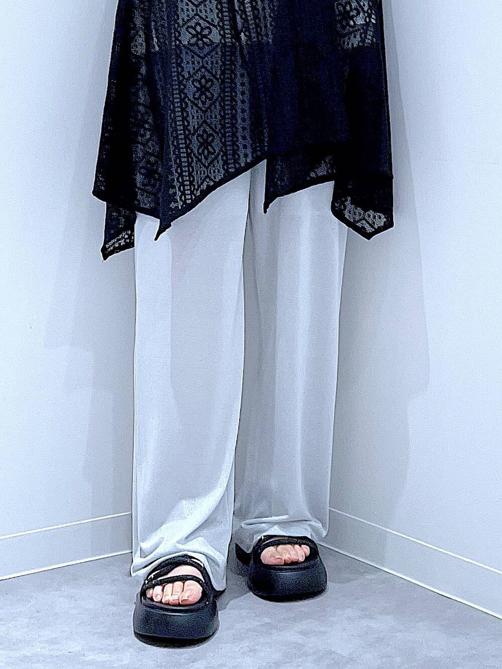 ブラック系のショルダーバッグ、ブラック系のサンダル、ホワイト系のTシャツ/カットソーを着用したレディースの夏コーディネートの8枚目の写真