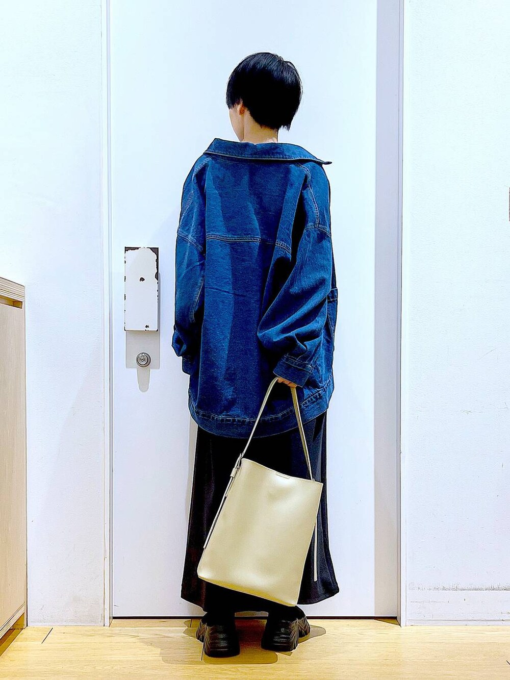 「リラックス、若見え、ゆったり、休日コーデ、骨格ウェーブ、LAKOLE、デニムジャケット、ロンT、スカート、春コーデ、おでかけ、シンプルコーデ、オーバーサイズ、ブーツ、トートバッグ」｜「LAKOLEのニットスニーカーソールブーツ / 140064（ブーツ、ブラック系）」を使った、あおき@LAKOLE海老名さん（レディース・156cm）の冬コーディネートの5枚目の写真