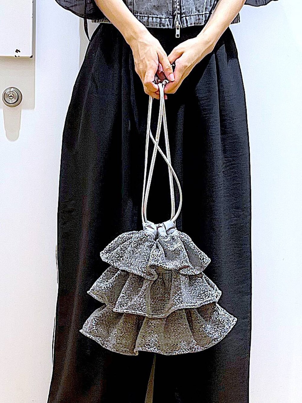 シルバー系のショルダーバッグ、ブラック系のサンダル、ブラック系のその他パンツを着用したレディースの夏コーディネートの9枚目の写真