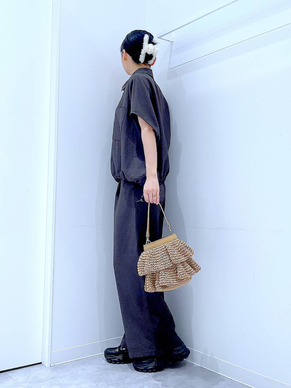 グレー系のその他パンツ、ブラック系のスニーカー、グレー系のシャツ/ブラウスを着用したレディースの夏コーディネートの3枚目の写真