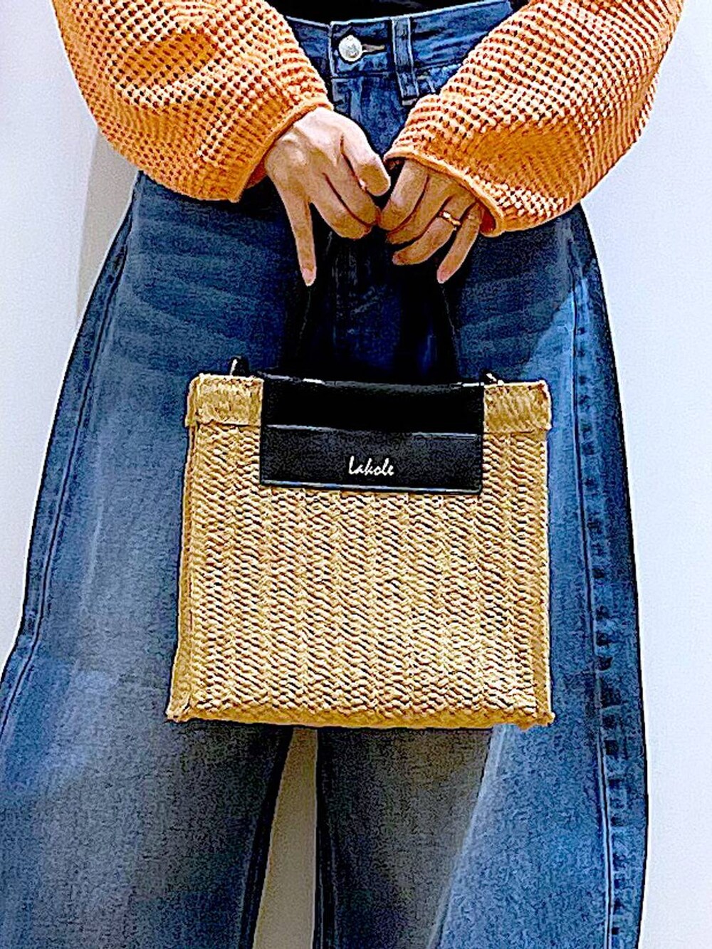 ブルー系のデニムパンツ、オレンジ系のカーディガン/ボレロ、その他のパンプスを着用したレディースの春コーディネートの9枚目の写真