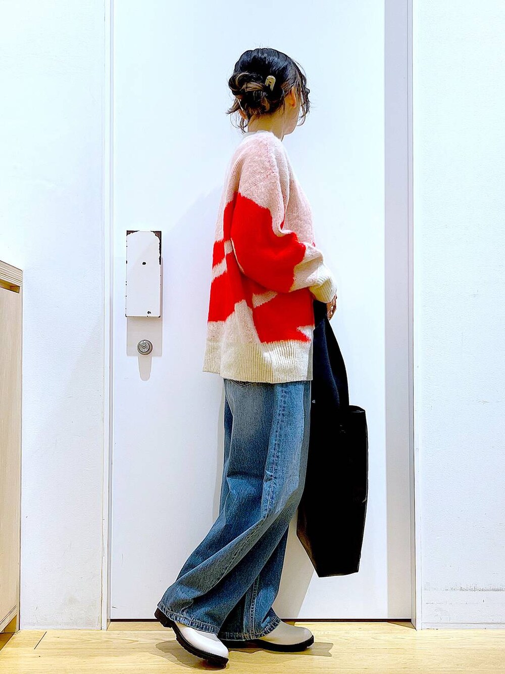 ベージュ系のブーツ、ベージュ系のニット/セーター、ブルー系のデニムパンツを着用したレディースの冬コーディネートの4枚目の写真