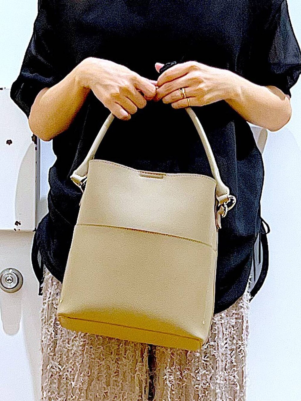 ブラック系のサンダル、ベージュ系のショルダーバッグ、ベージュ系のその他パンツを着用したレディースの夏コーディネートの9枚目の写真