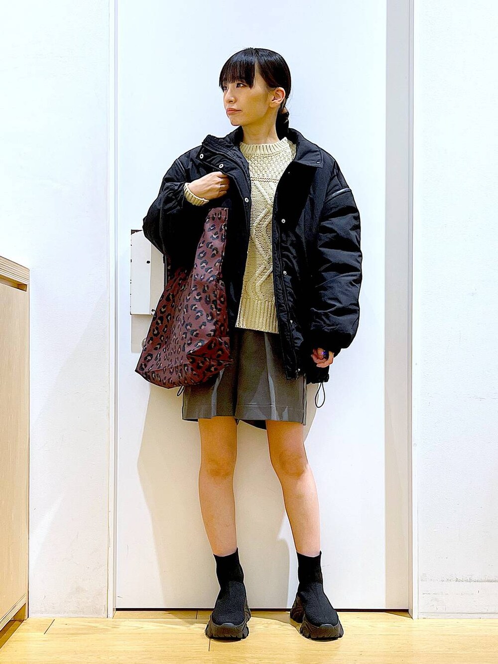 ブラック系のブーツ、その他のトートバッグ、グレー系のその他パンツを着用したレディースの冬コーディネートの2枚目の写真