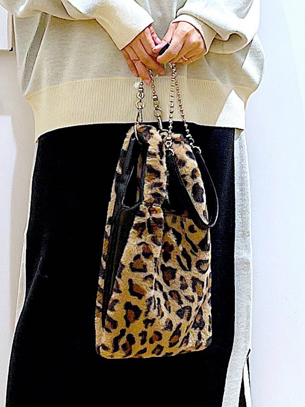 ベージュ系のニット/セーター、その他のショルダーバッグ、ブラック系のスカートを着用したレディースの冬コーディネートの9枚目の写真