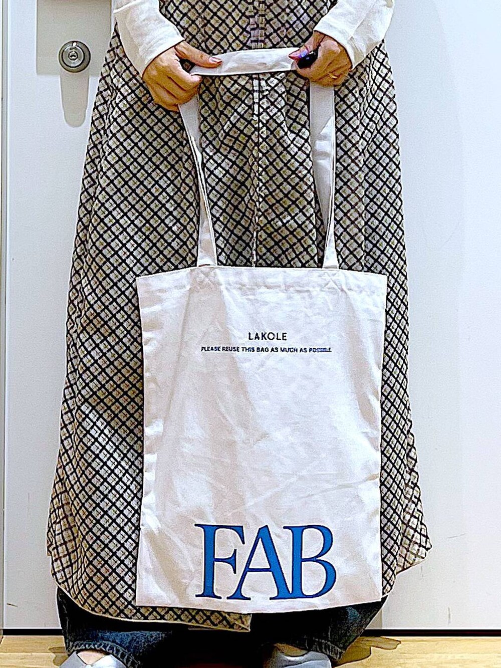 ブルー系のデニムパンツ、シルバー系のパンプス、ホワイト系のTシャツ/カットソーを着用したレディースの春コーディネートの9枚目の写真