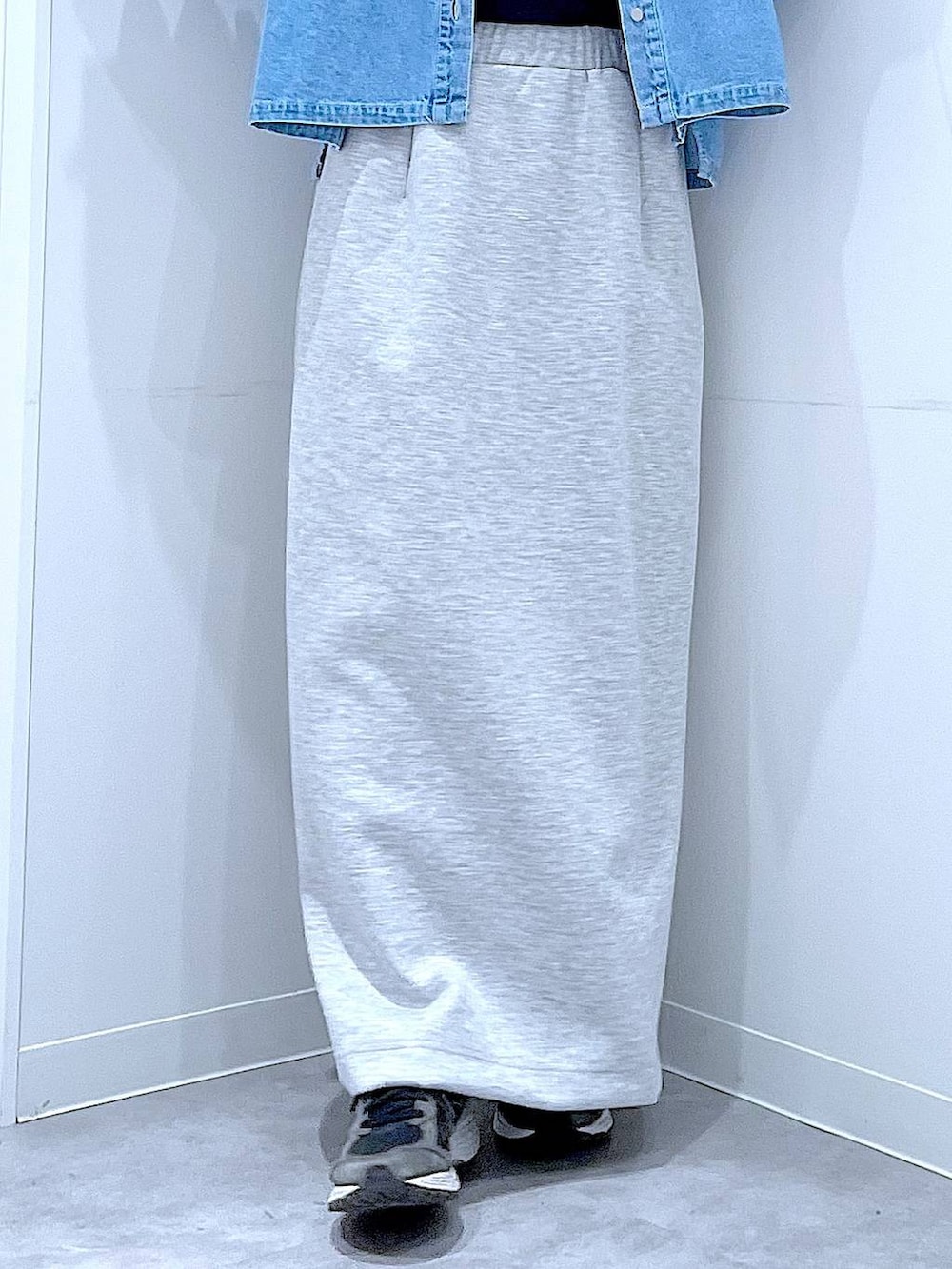 ブラック系のTシャツ/カットソー、ホワイト系のボストンバッグ、ブルー系のシャツ/ブラウスを着用したレディースの春コーディネートの8枚目の写真