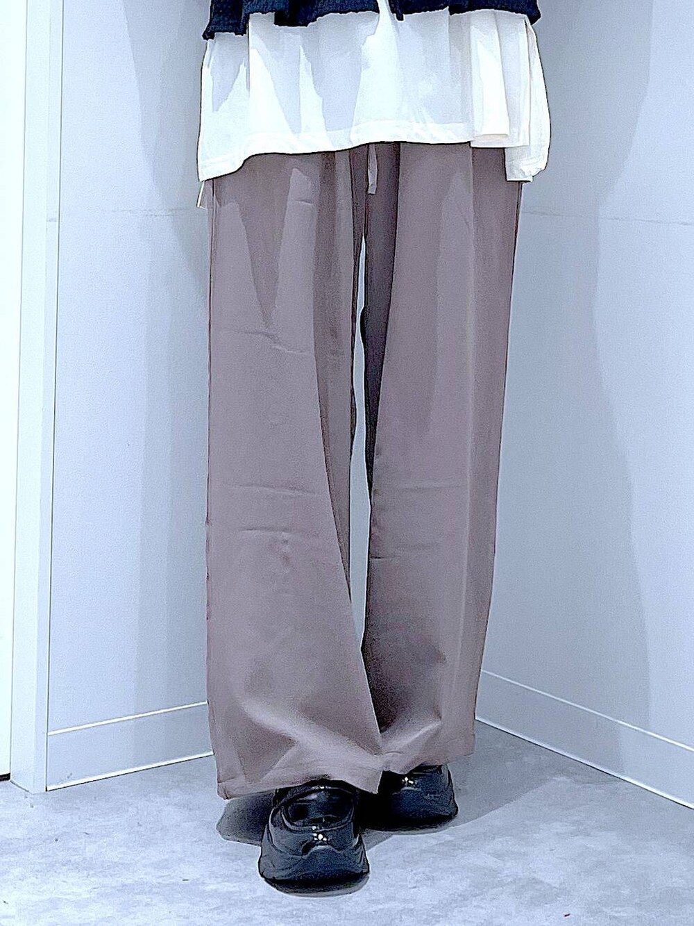 ブラック系のローファー、ブラウン系のショルダーバッグ、ブラウン系のその他パンツを着用したレディースの秋コーディネートの8枚目の写真