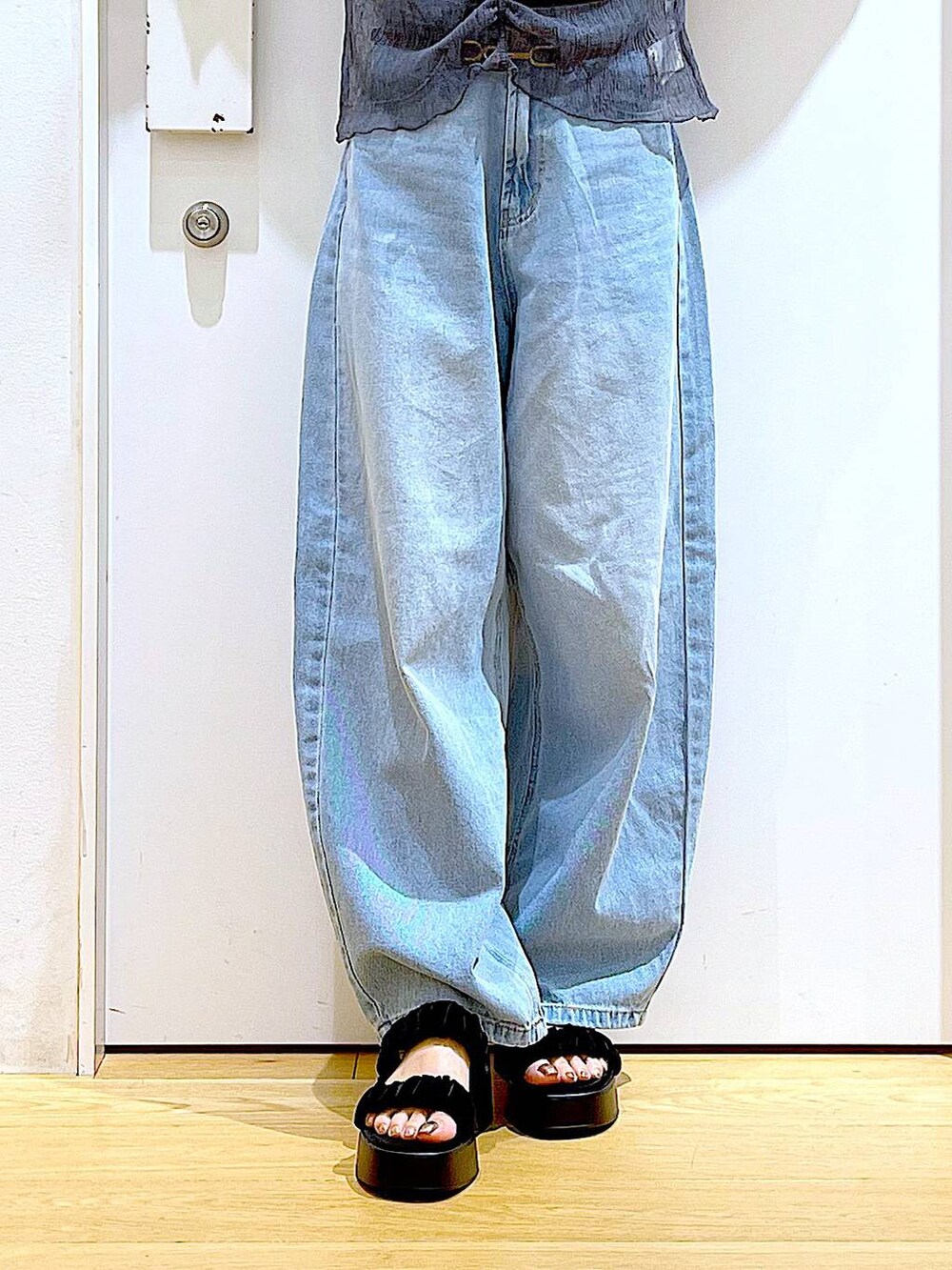 ブルー系のデニムパンツ、その他のトートバッグ、ブラック系のサンダルを着用したレディースの夏コーディネートの8枚目の写真