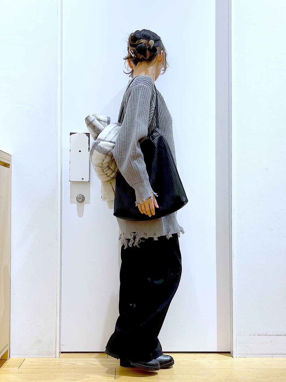 ブラック系のブーツ、ブラック系のトートバッグ、ブラック系のその他パンツを着用したレディースの冬コーディネートの4枚目の写真