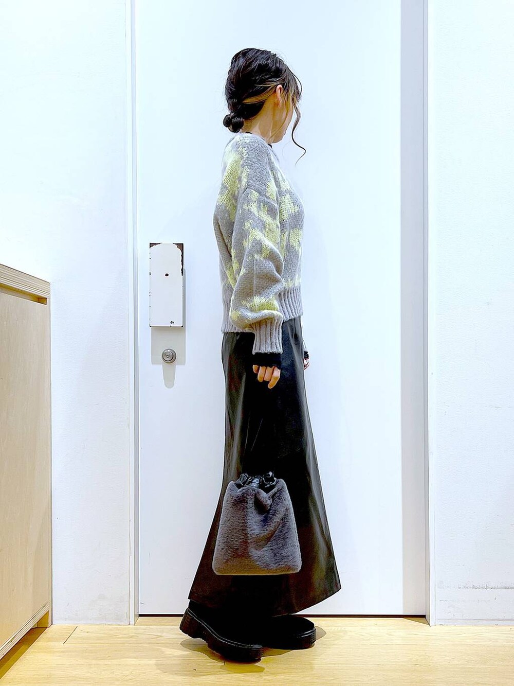 ブラック系のTシャツ/カットソー、グレー系のショルダーバッグ、ブラック系のブーツを着用したレディースの冬コーディネートの4枚目の写真