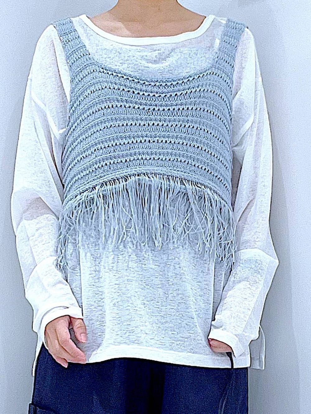 ブルー系のベスト、ホワイト系のショルダーバッグ、ホワイト系のTシャツ/カットソーを着用したレディースの春コーディネートの7枚目の写真