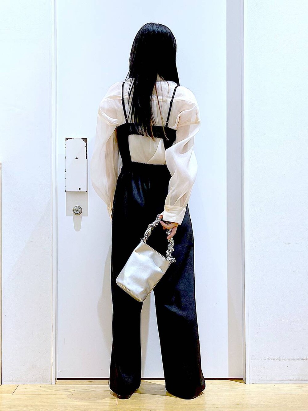 その他のショルダーバッグ、その他のパンプス、ホワイト系のシャツ/ブラウスを着用したレディースの春コーディネートの5枚目の写真