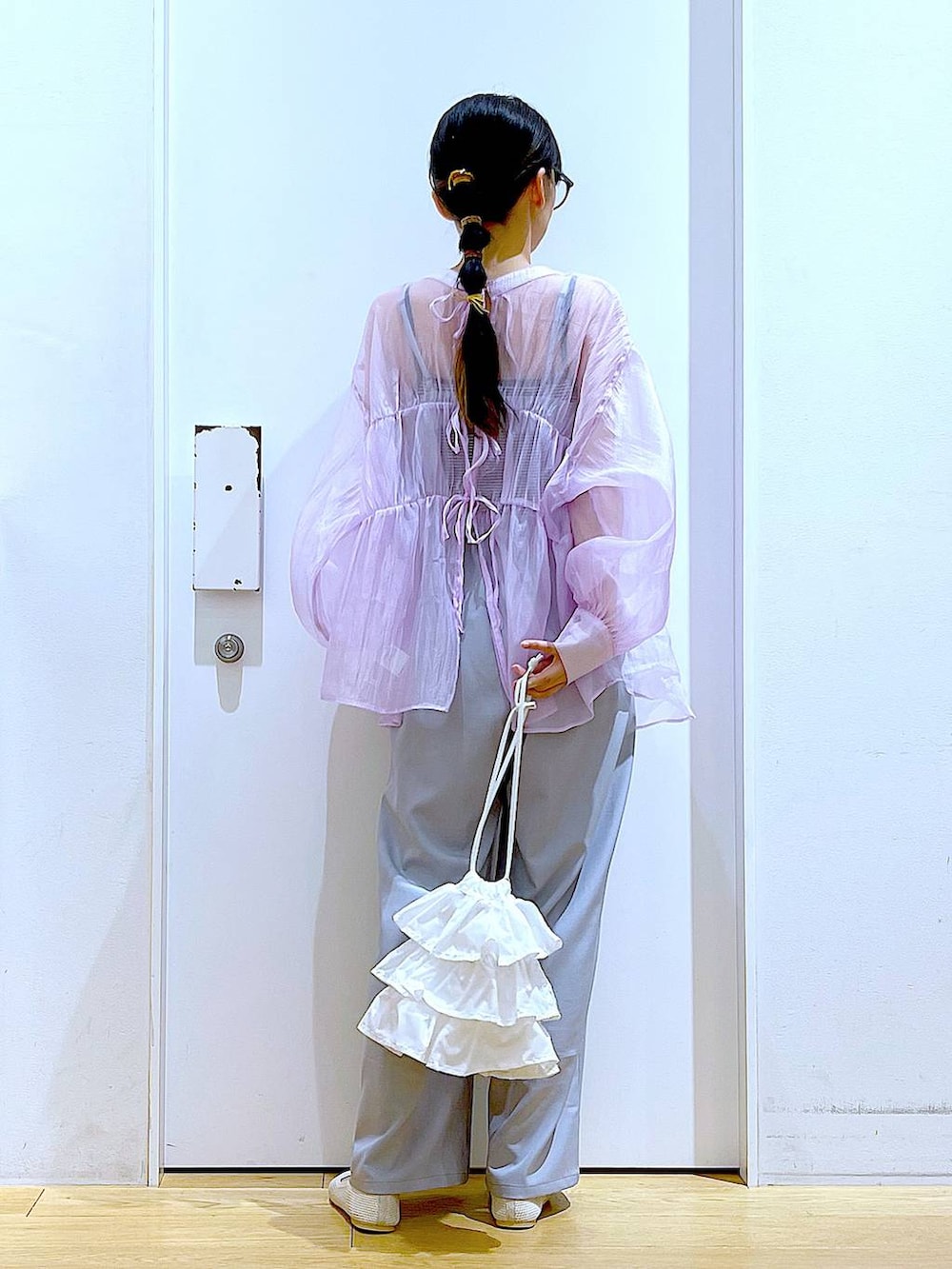 ホワイト系のショルダーバッグ、ホワイト系のキャミソール、ホワイト系のパンプスを着用したレディースの春コーディネートの5枚目の写真