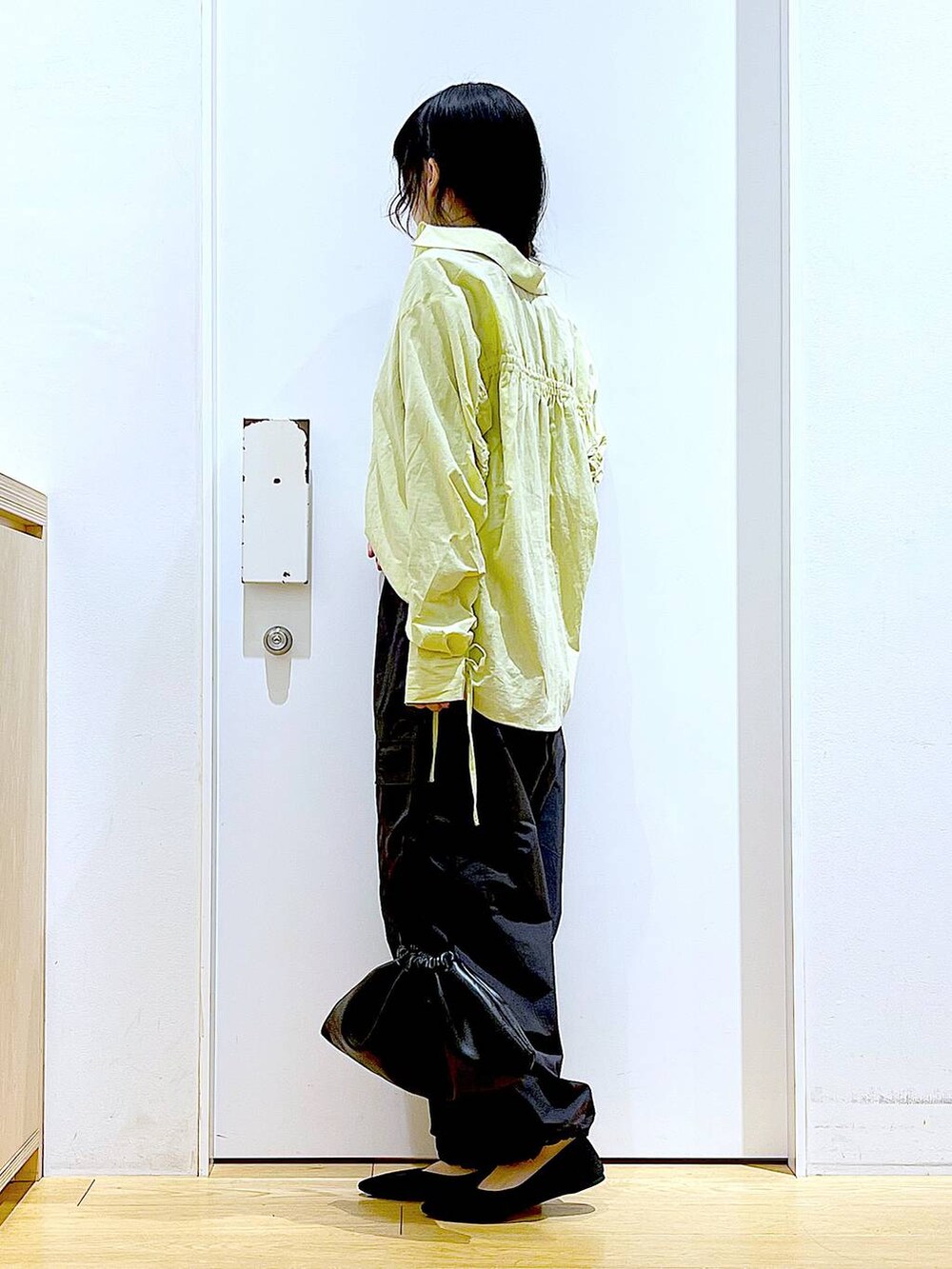 グリーン系のシャツ/ブラウス、ブラック系のショルダーバッグ、ブラック系のパンプスを着用したレディースの春コーディネートの3枚目の写真