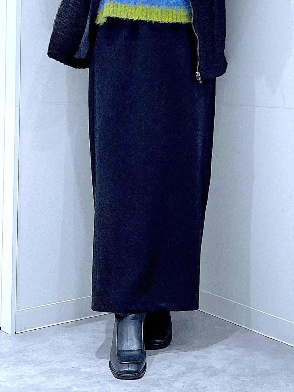 ブラック系のスカート、ブラック系のブルゾン、ブラック系のブーツを着用したレディースの冬コーディネートの8枚目の写真