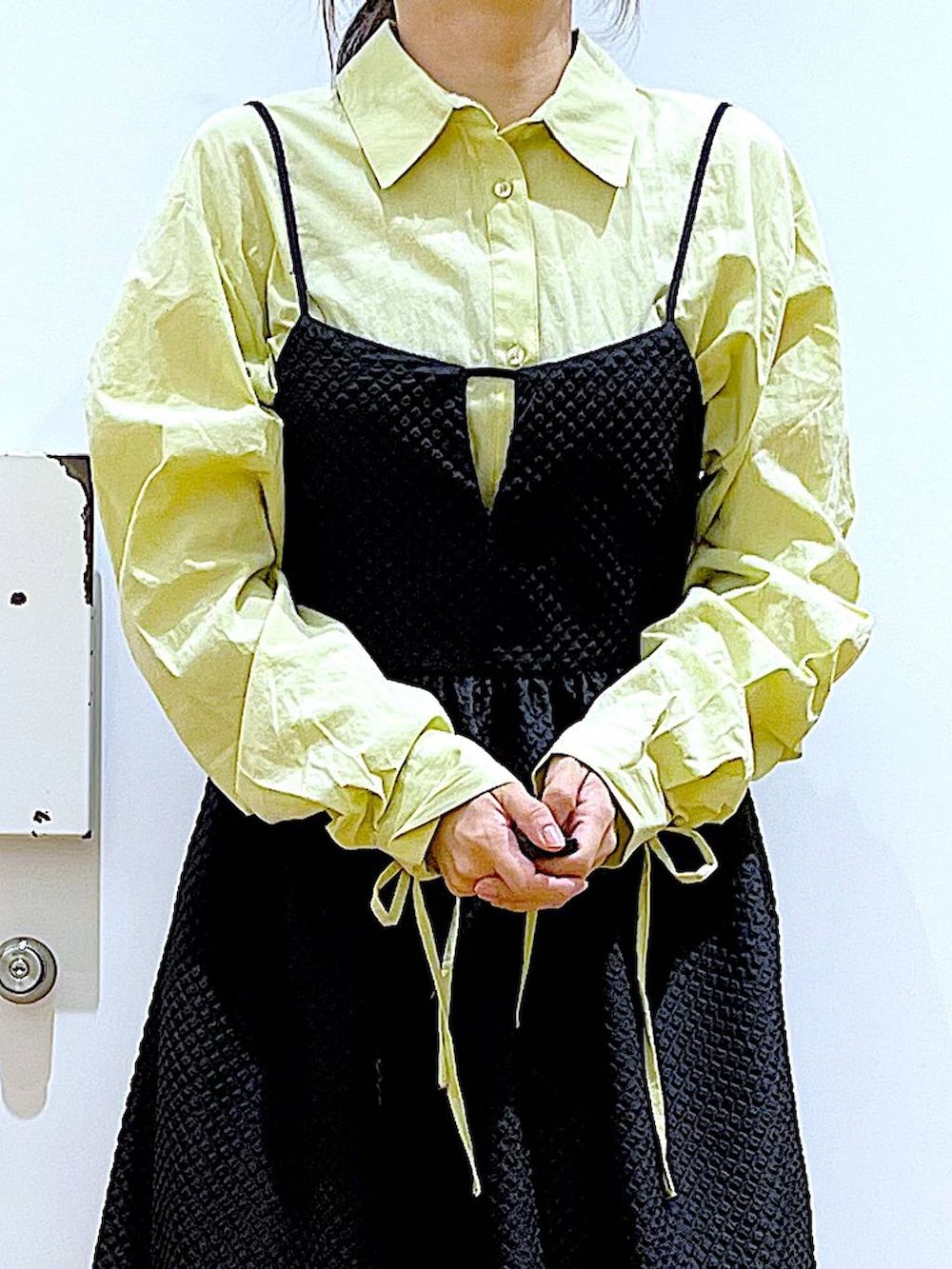 グリーン系のシャツ/ブラウス、ブラック系のバレエシューズ、ブラック系のショルダーバッグを着用したレディースの春コーディネートの7枚目の写真