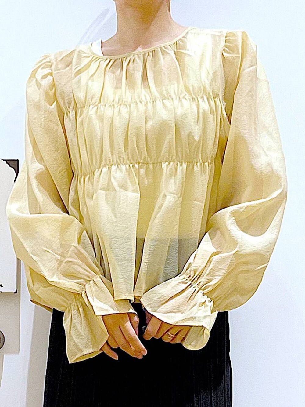 シルバー系のトートバッグ、ブラック系のその他パンツ、ブラック系のパンプスを着用したレディースの秋コーディネートの7枚目の写真