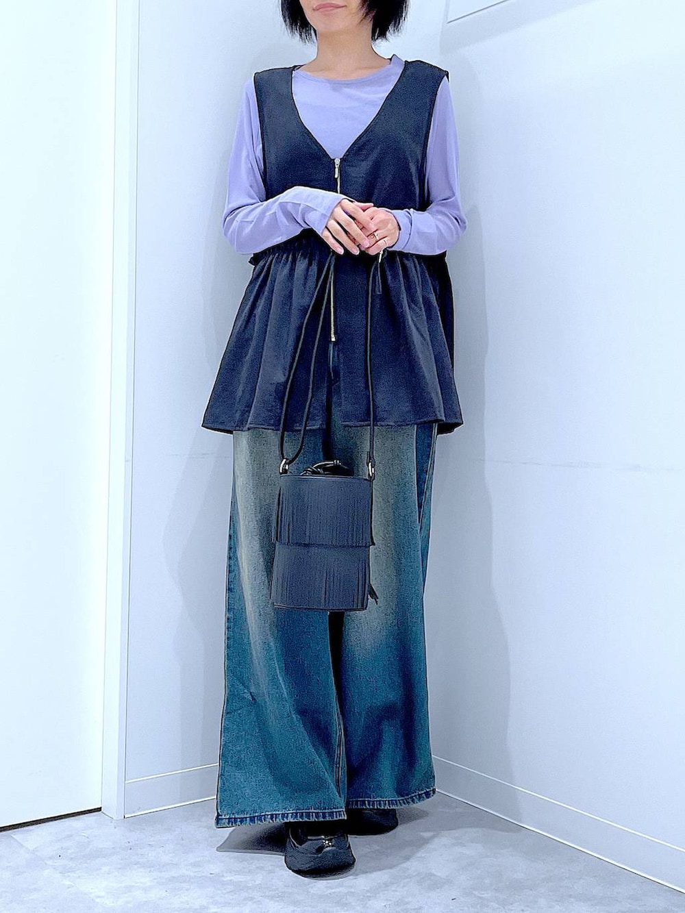 パープル系のTシャツ/カットソー、ブラック系のローファー、ブラック系のショルダーバッグを着用したレディースの秋コーディネートの6枚目の写真