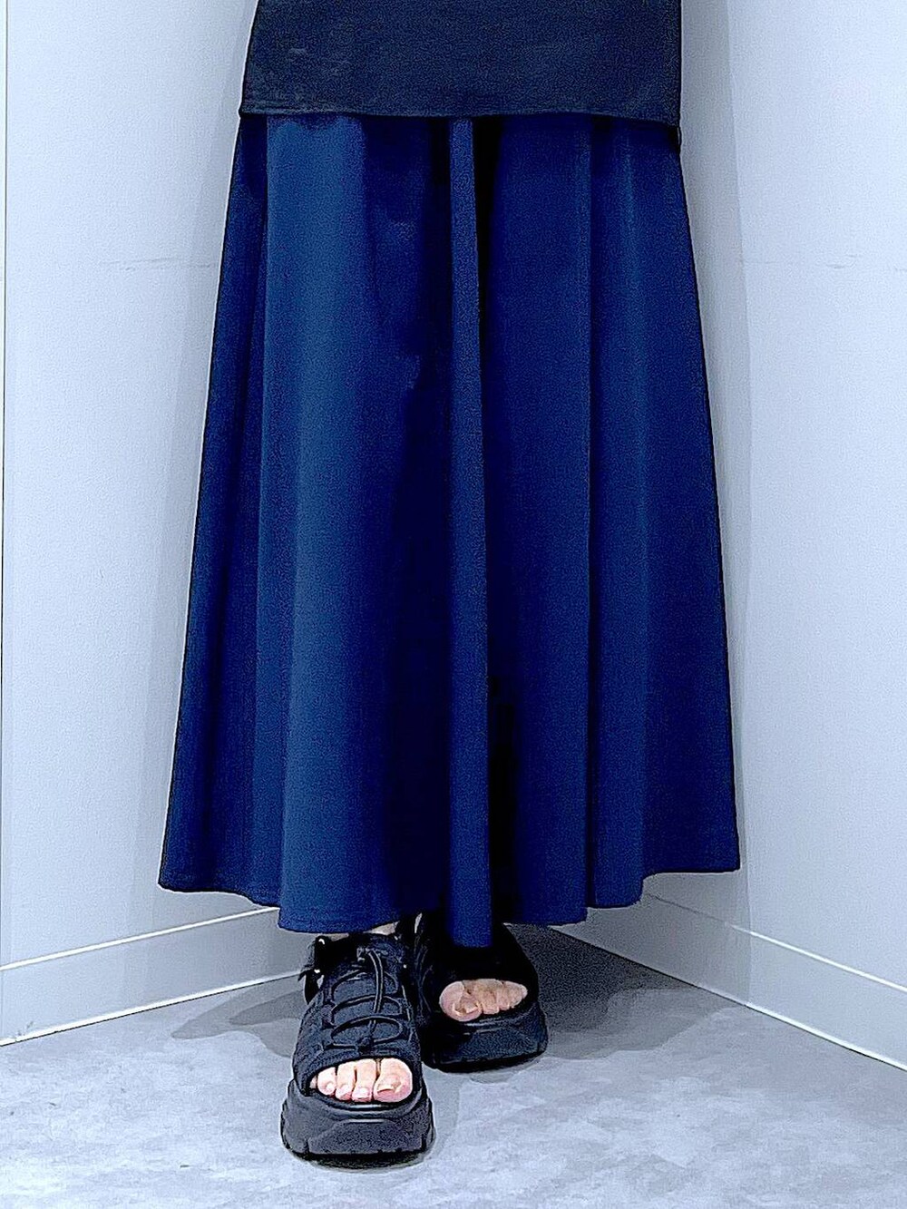 ブラック系のスニーカー、ブルー系のショルダーバッグ、ブルー系のその他パンツを着用したレディースの夏コーディネートの8枚目の写真