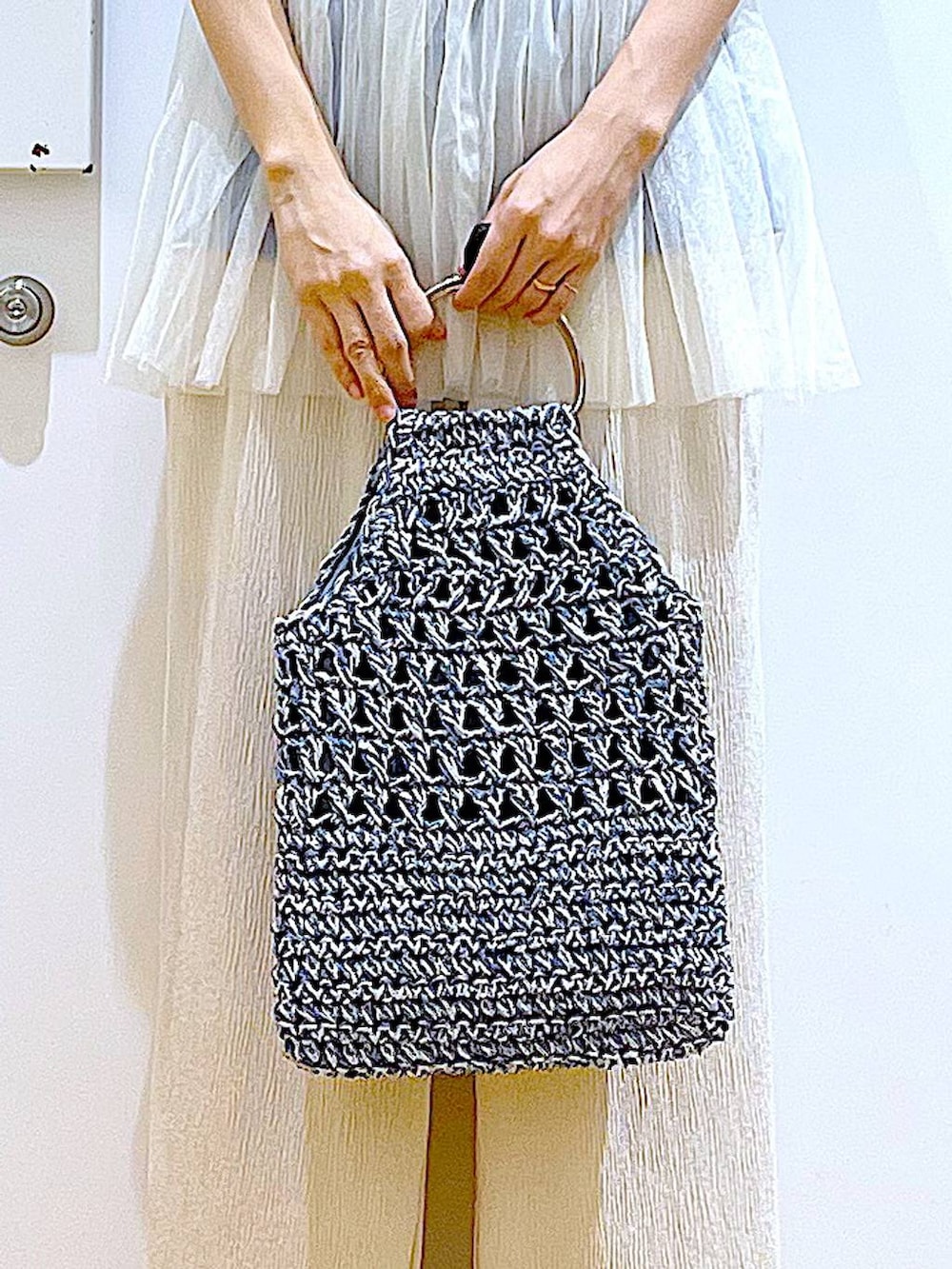 ホワイト系のキャミソール、シルバー系のサンダル、ブルー系のハンドバッグを着用したレディースの夏コーディネートの9枚目の写真