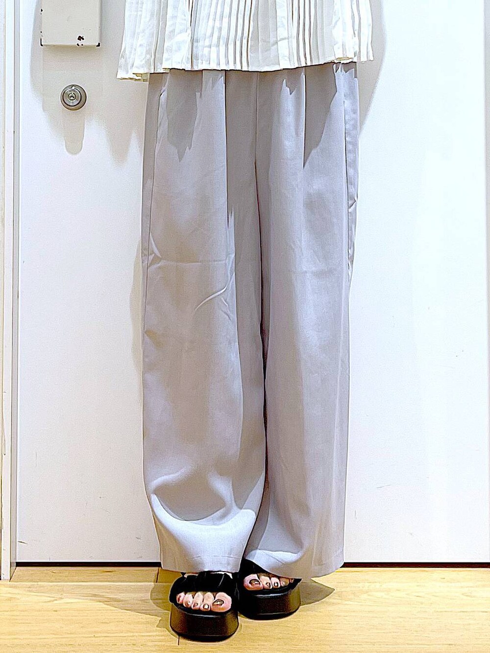 ブラック系のサンダル、グレー系のショルダーバッグ、グレー系のその他パンツを着用したレディースの夏コーディネートの8枚目の写真