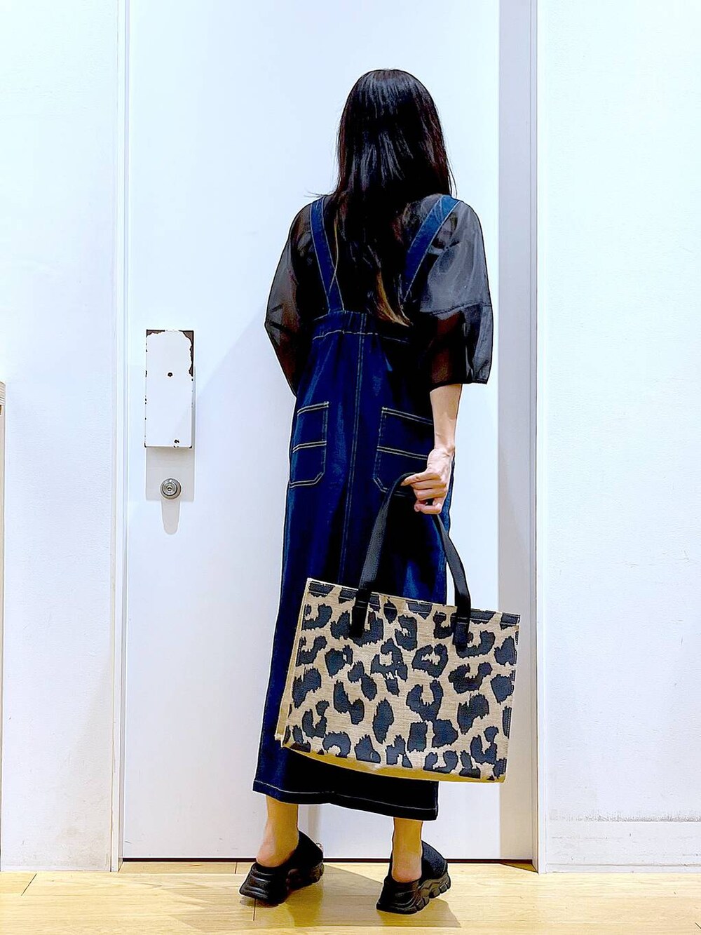 ブルー系のジャンパースカート、その他のトートバッグ、ブラック系のサンダルを着用したレディースの夏コーディネートの5枚目の写真