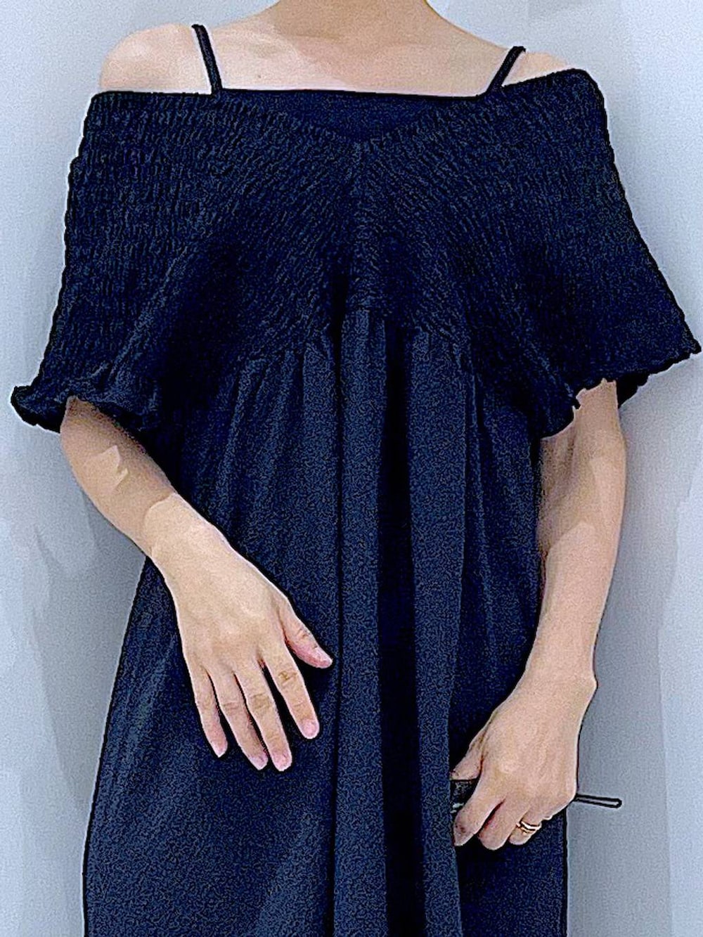 ブラック系のワンピース、ブラック系のショルダーバッグ、ホワイト系のバレッタ/ヘアクリップを着用したレディースの夏コーディネートの7枚目の写真