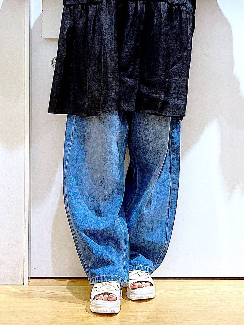 ホワイト系のショルダーバッグ、ブルー系のデニムパンツ、ホワイト系のサンダルを着用したレディースの夏コーディネートの8枚目の写真