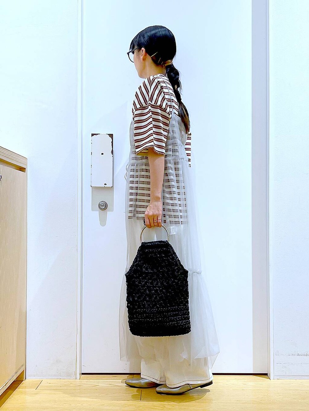 グレー系のワンピース、ホワイト系のその他パンツ、その他のパンプスを着用したレディースの春コーディネートの3枚目の写真