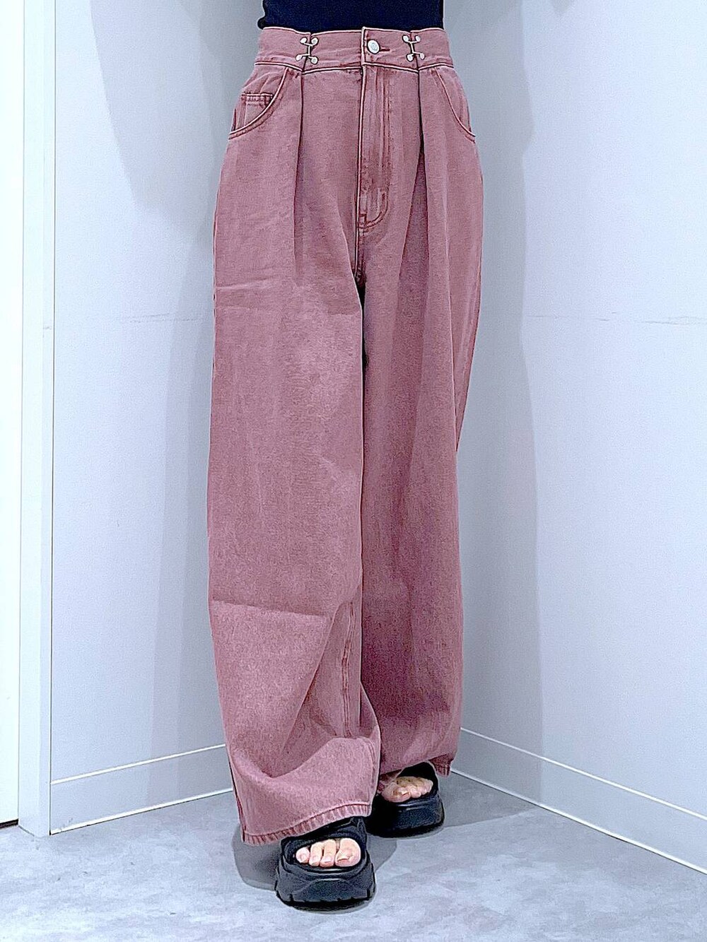 ブラック系のスニーカー、ブラック系のショルダーバッグ、ブラック系のシャツ/ブラウスを着用したレディースの秋コーディネートの8枚目の写真