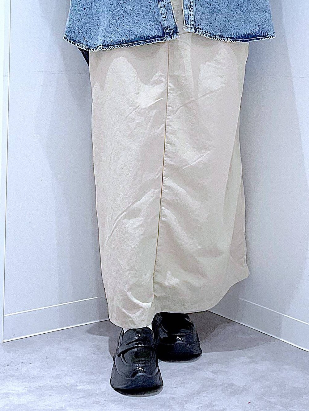 ブルー系のシャツ/ブラウス、ブルー系のショルダーバッグ、ブラック系のローファーを着用したレディースの秋コーディネートの8枚目の写真