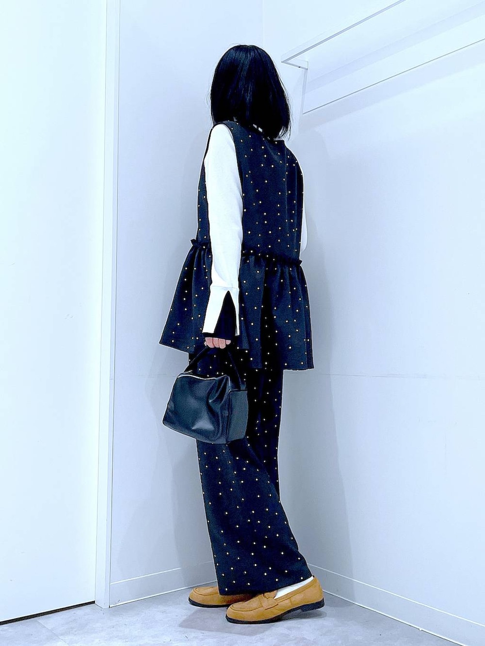 その他のその他パンツ、ブラック系のショルダーバッグ、ホワイト系のニット/セーターを着用したレディースの春コーディネートの3枚目の写真