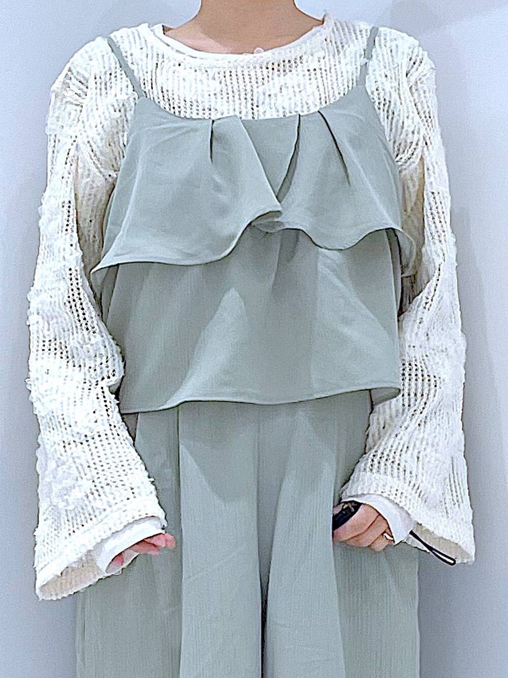 ホワイト系のTシャツ/カットソー、ブラック系のブーツ、ホワイト系のショルダーバッグを着用したレディースの春コーディネートの7枚目の写真