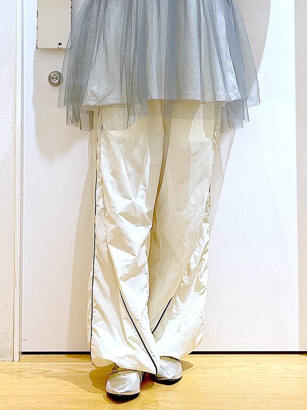 シルバー系のパンプス、ブルー系のショルダーバッグ、グレー系のTシャツ/カットソーを着用したレディースの秋コーディネートの8枚目の写真