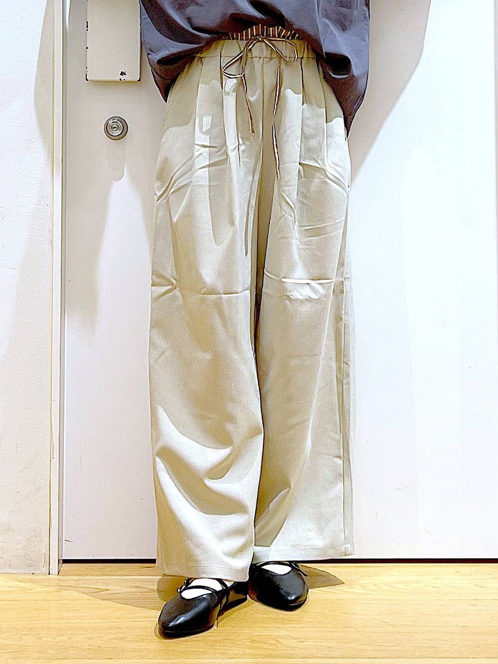 ブラック系のパンプス、イエロー系のショルダーバッグ、ベージュ系のその他パンツを着用したレディースの秋コーディネートの8枚目の写真