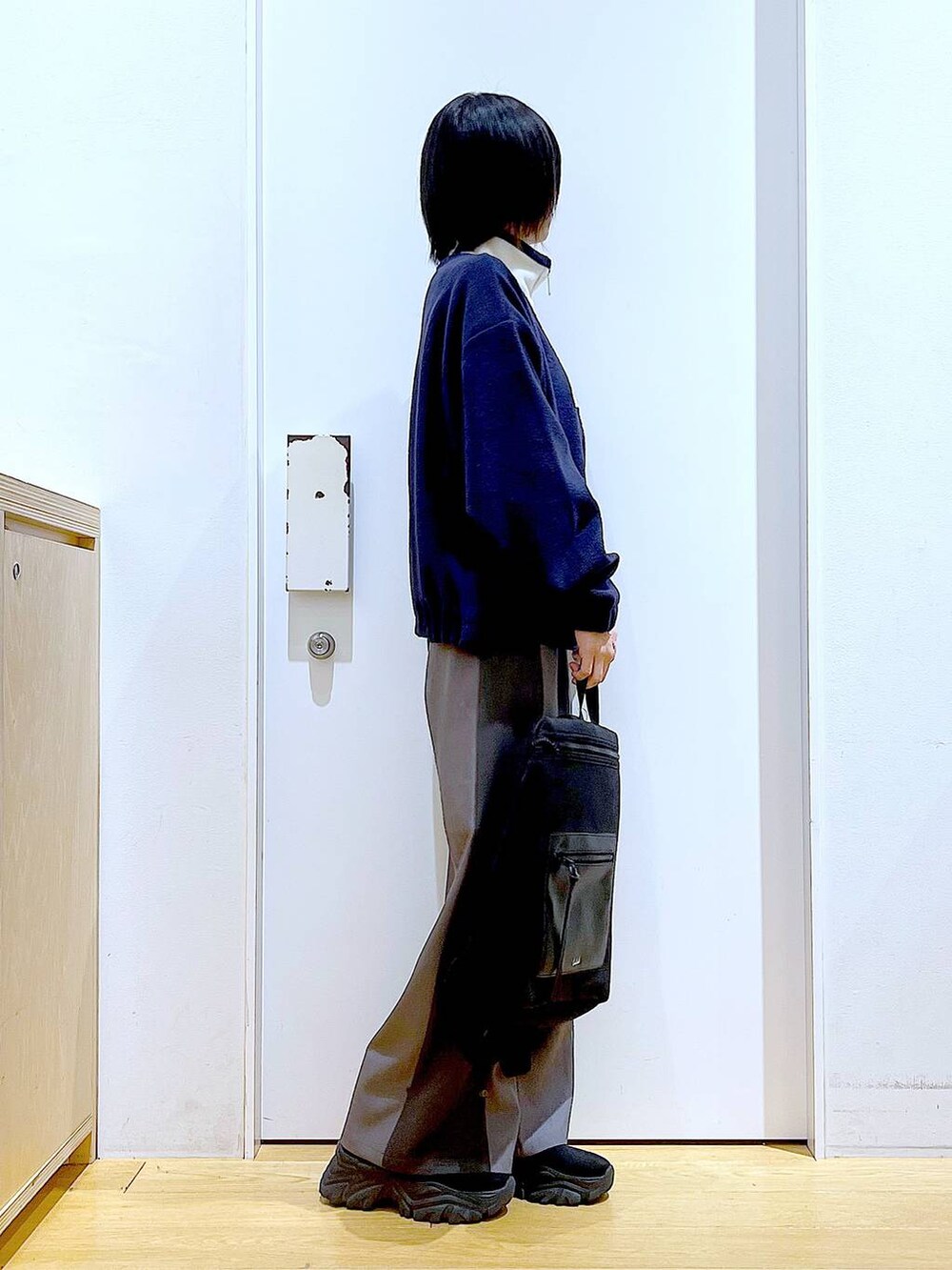 ブラック系のバックパック/リュック、ブラック系のブーツ、グレー系のその他パンツを着用したレディースの冬コーディネートの4枚目の写真