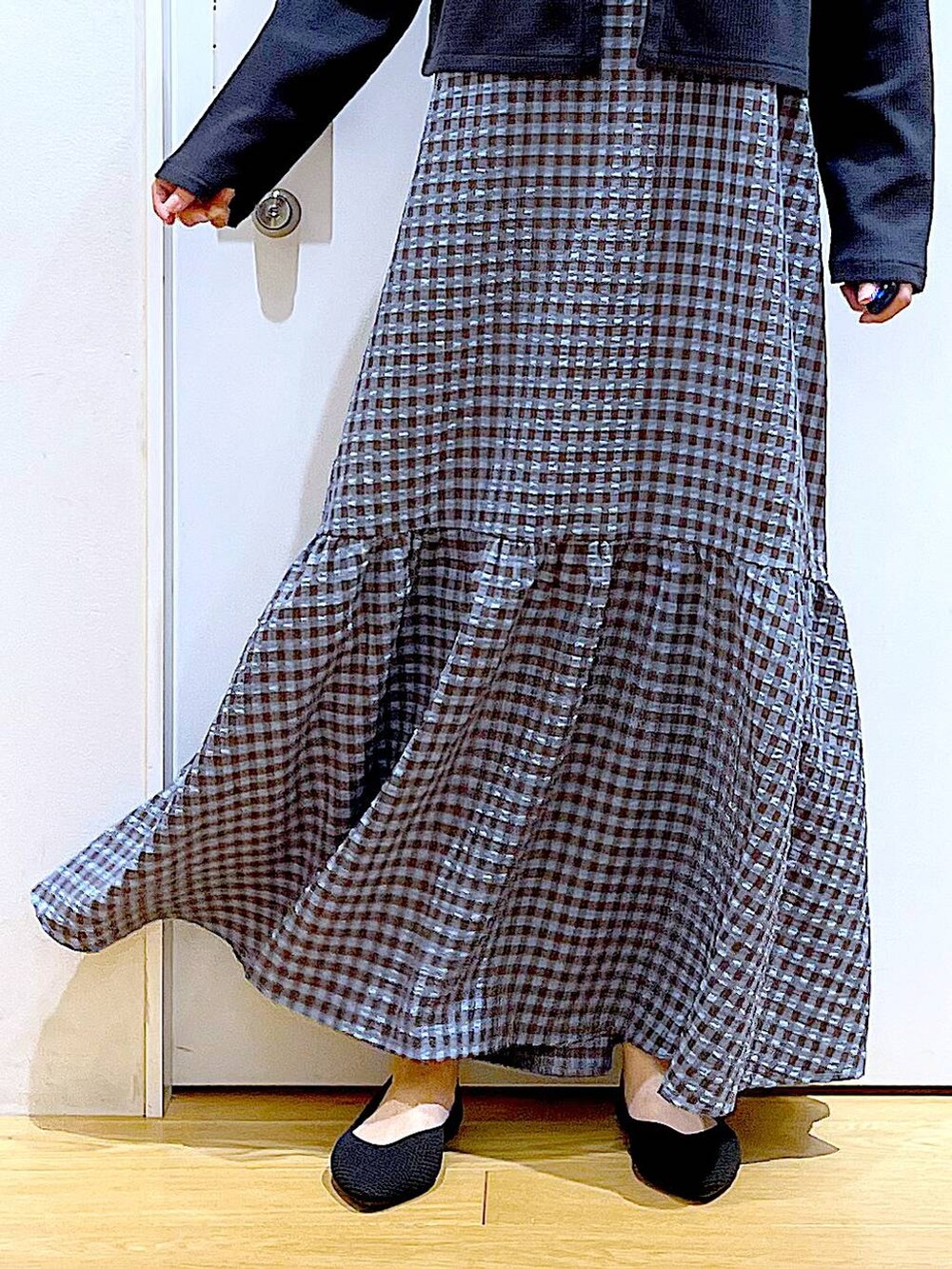 ホワイト系のショルダーバッグ、ブラック系のパンプス、ブルー系のワンピースを着用したレディースの春コーディネートの8枚目の写真