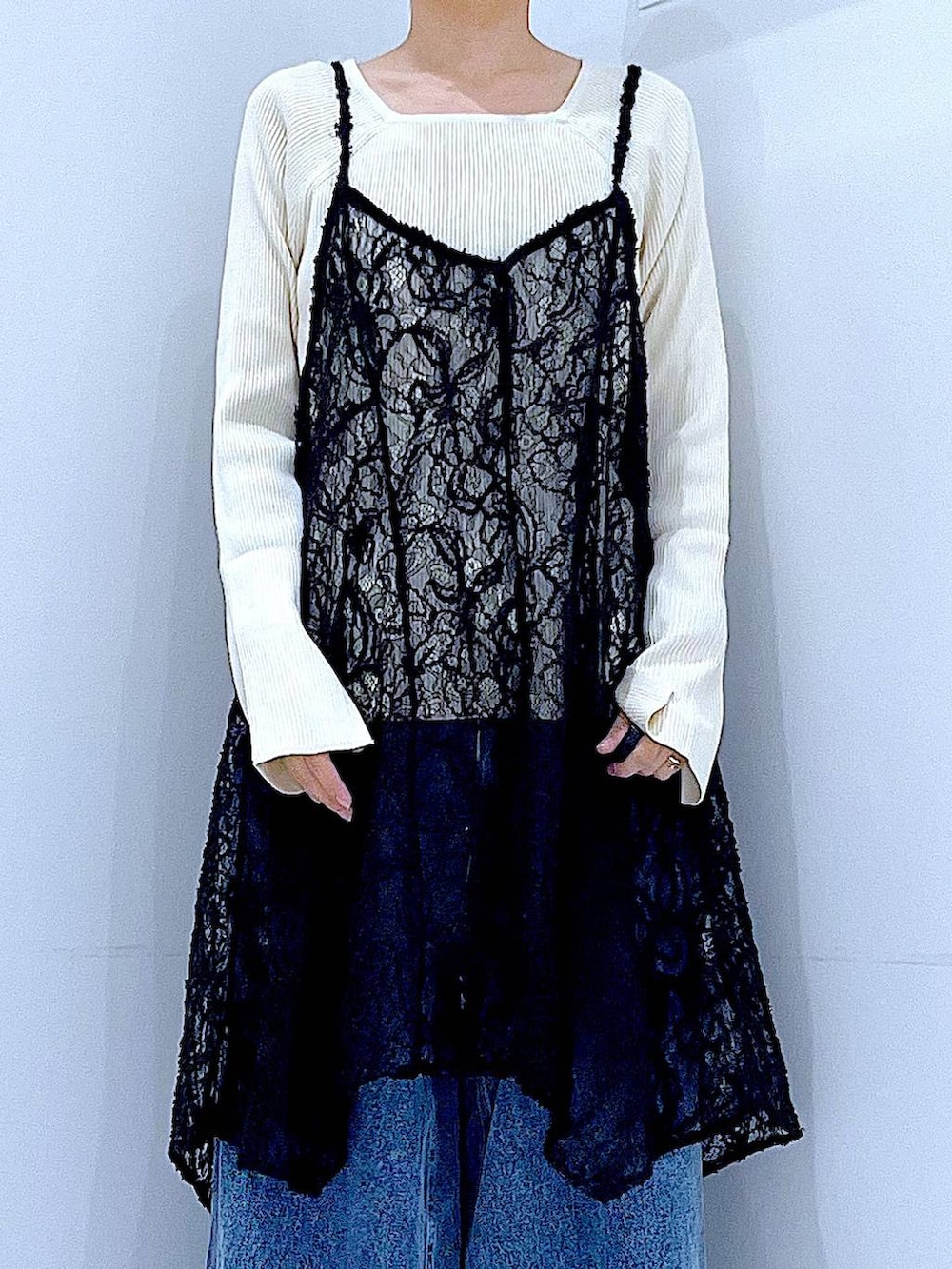 ベージュ系のニット/セーター、ブルー系のデニムパンツ、ベージュ系のショルダーバッグを着用したレディースの秋コーディネートの7枚目の写真