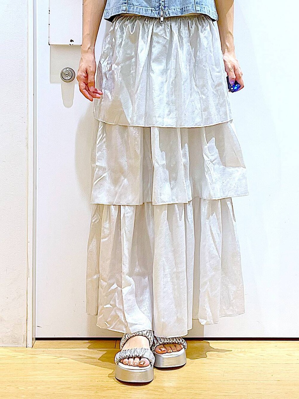 シルバー系のサンダル、ブラック系のショルダーバッグ、ブラック系のTシャツ/カットソーを着用したレディースの夏コーディネートの8枚目の写真